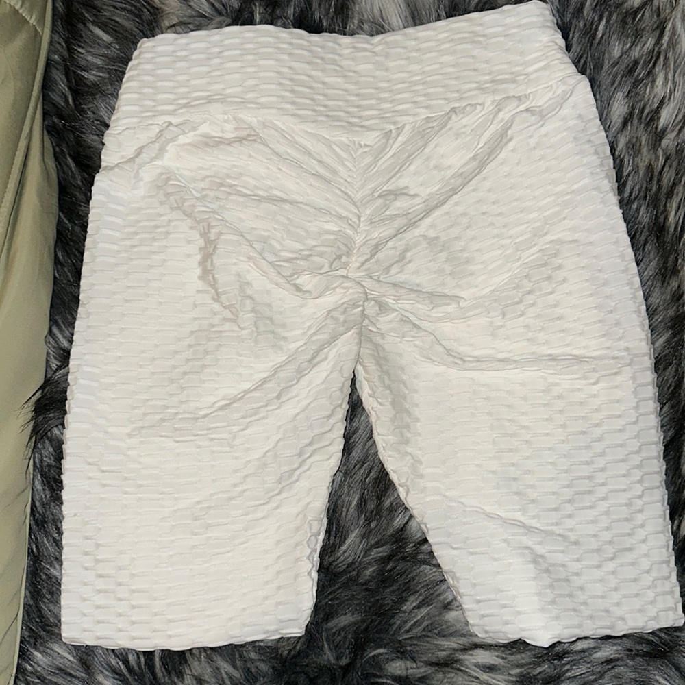 TikTok workout 🏋🏻 scrunch butt high waisted leggings. -Bin 3